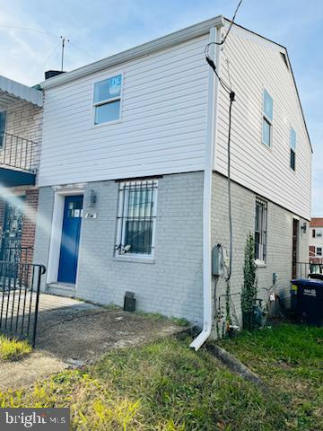 a view of a house with backyard