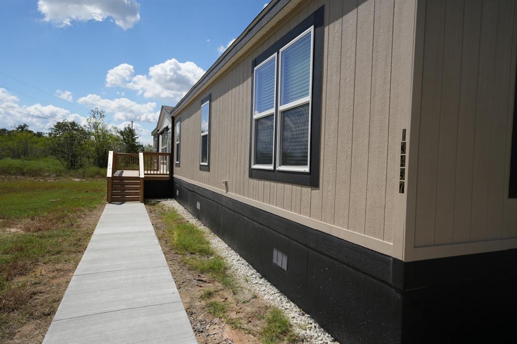 a view of a house with backyard