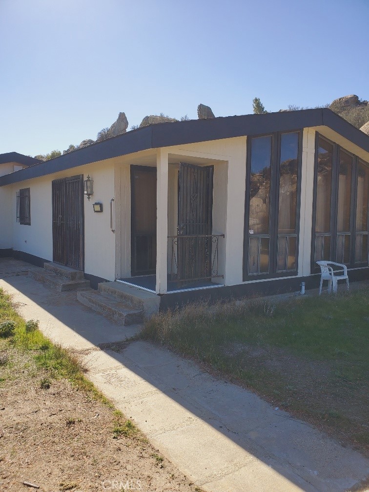 a view of a house with a backyard