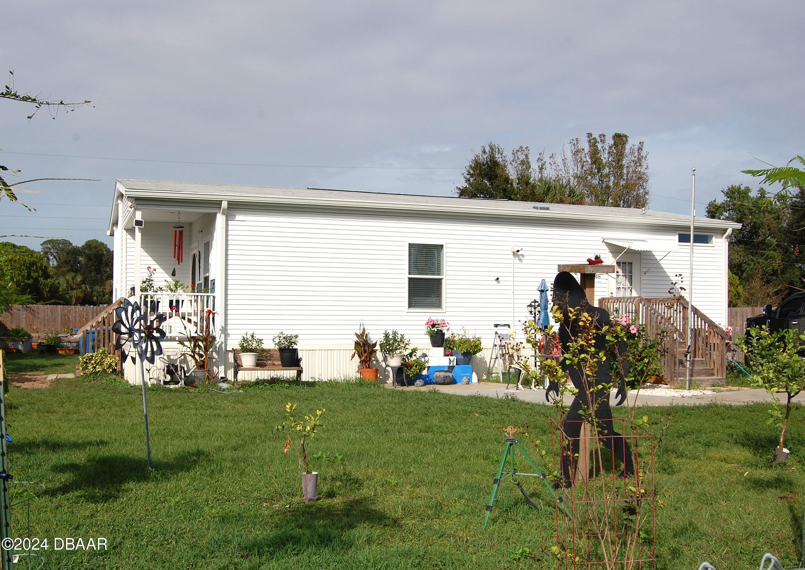 a view of a house with a backyard