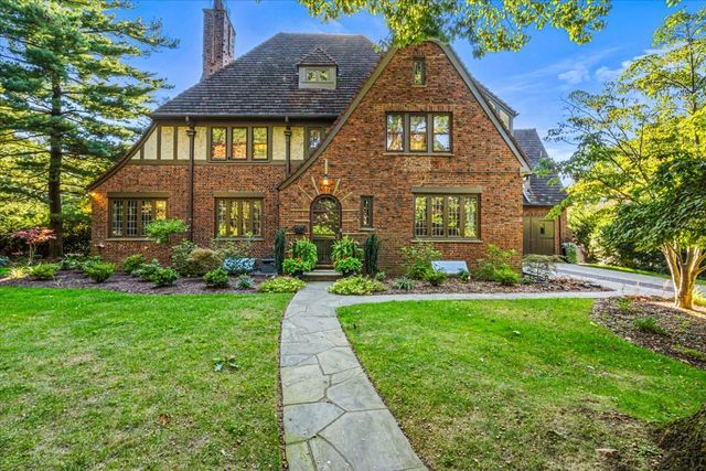 $2,888,000 | 255 Greenway North | Forest Hills