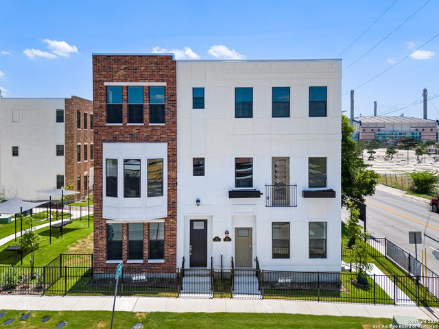 $789,900 | 402-404 Center Street | Dignowity Hill