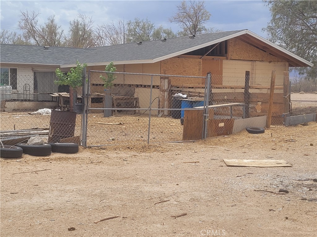 a view of a backyard