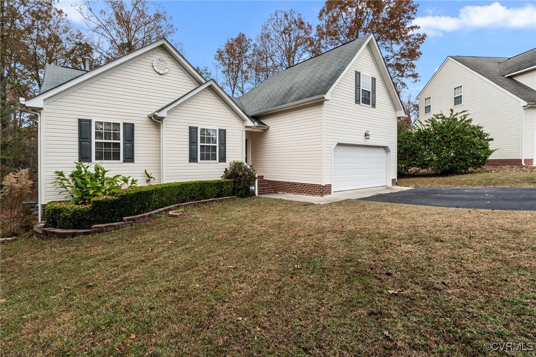 View of front of home featuring a front yard and a