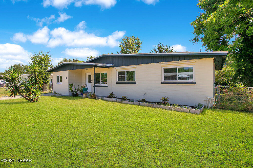 a view of a house with a backyard