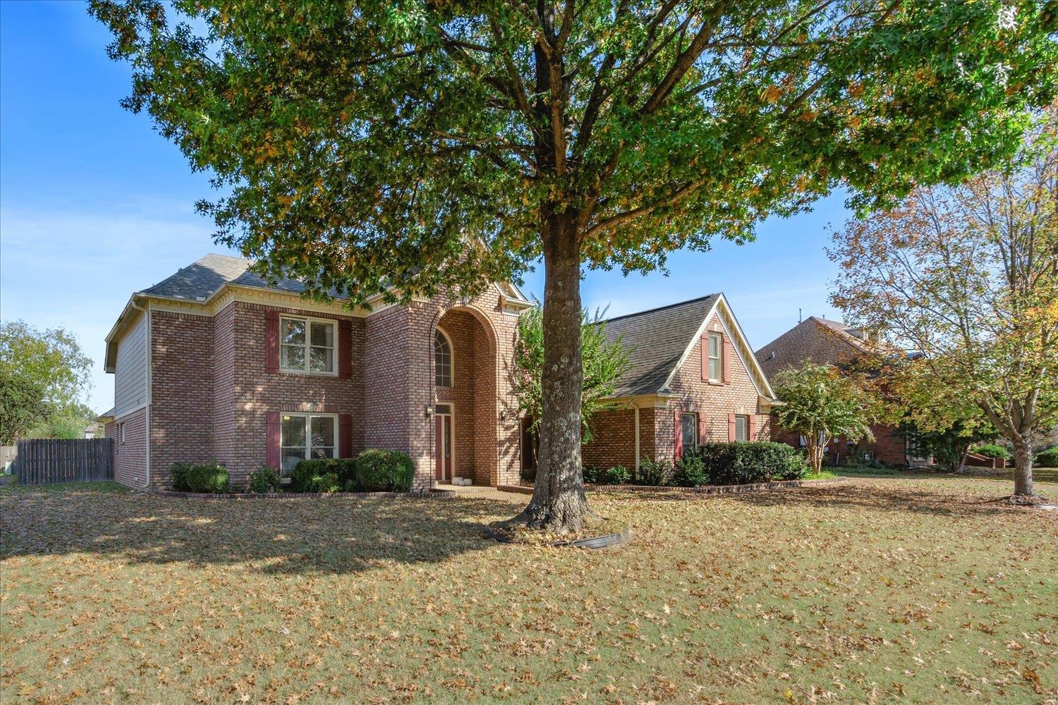 View of front property with a front lawn