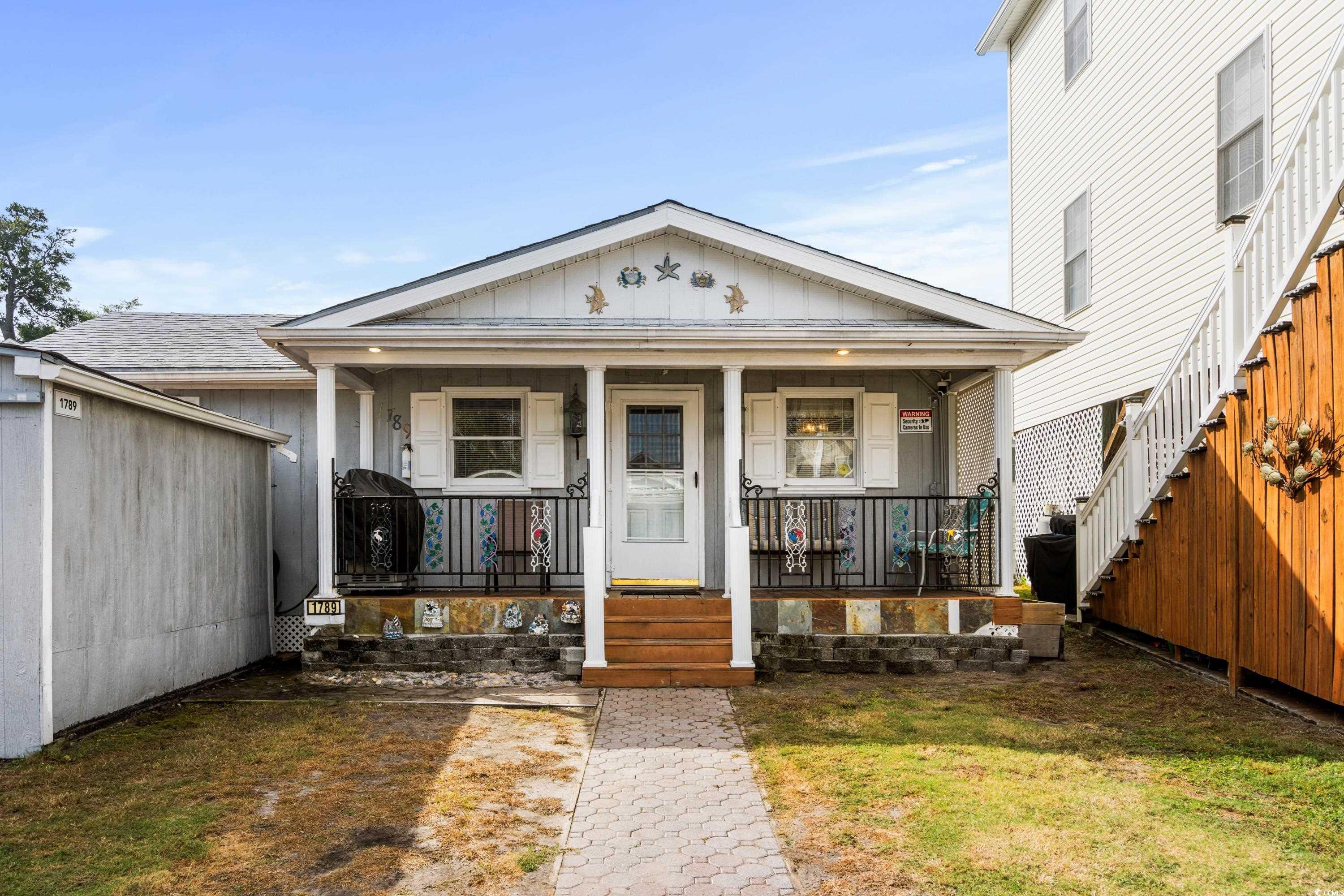 View of front facade featuring a front yard and co