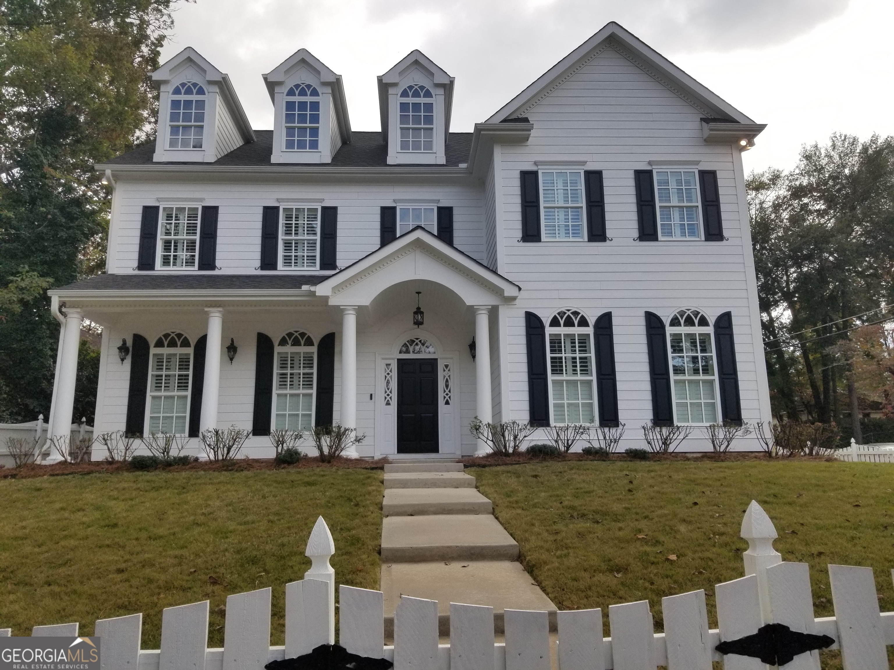 a front view of house with yard