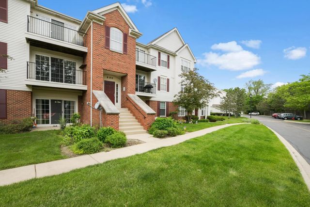 $2,300 | 680 Mill Circle, Unit 204 | Wheeling