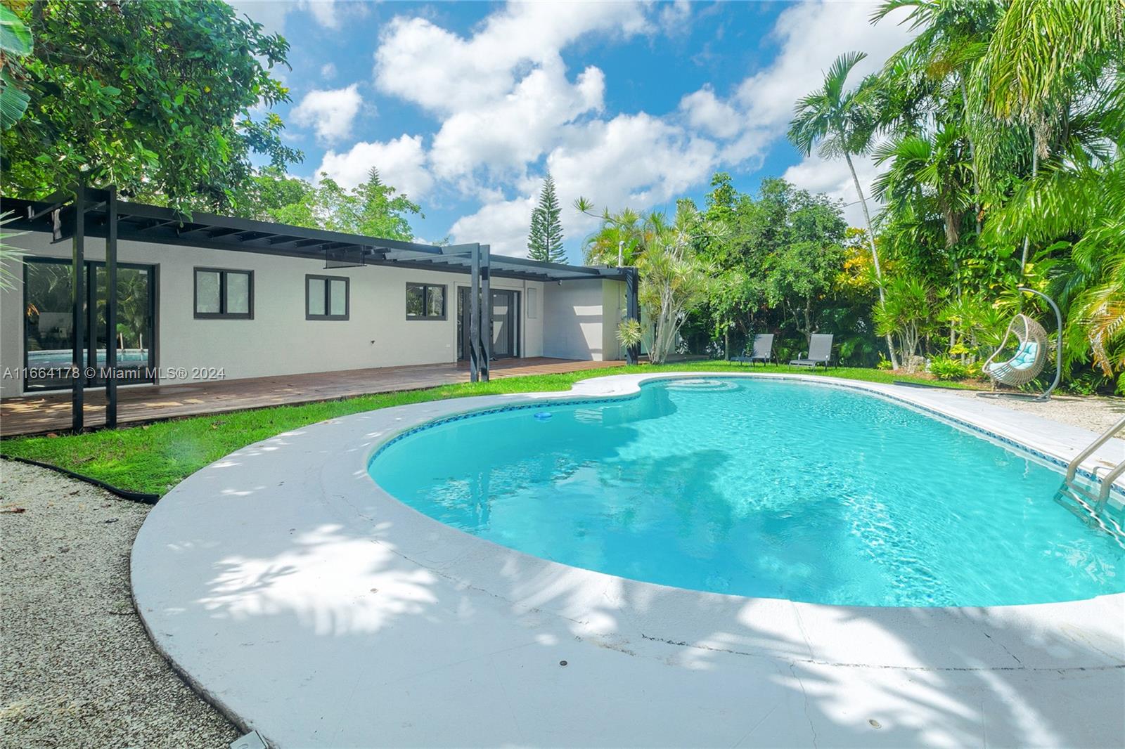 a view of a house with a backyard