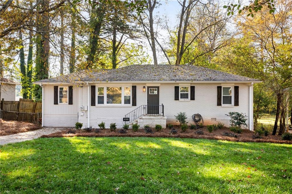 a view of a house with backyard