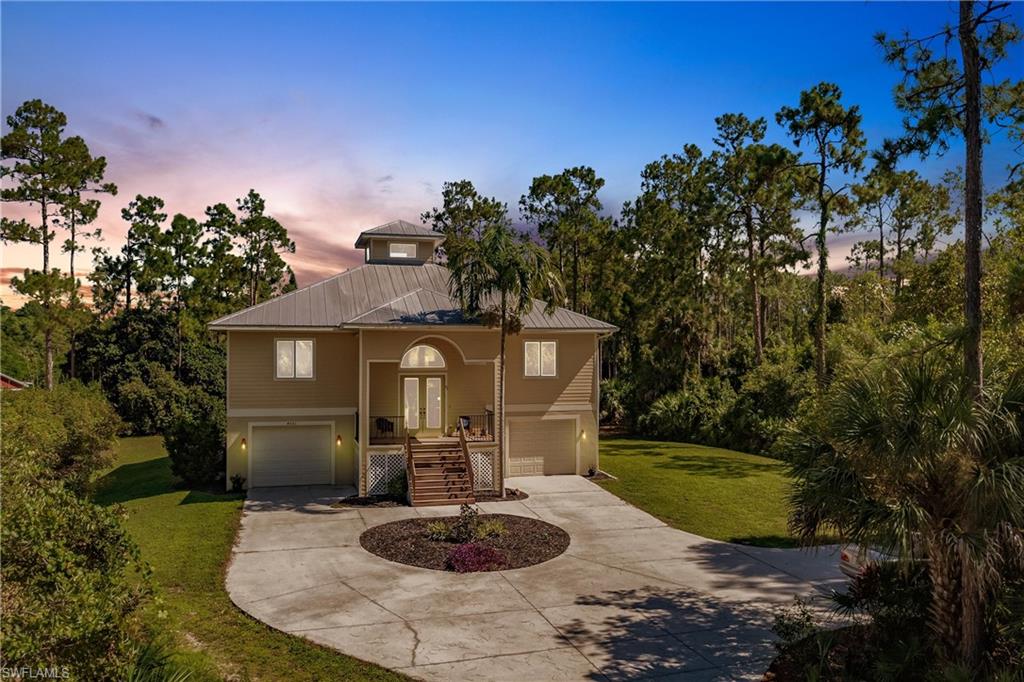 a view of a house with backyard