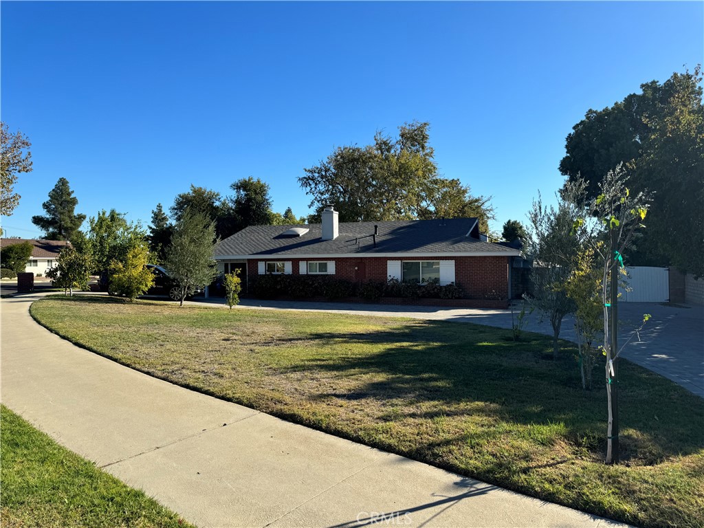 a view of a house with a yard