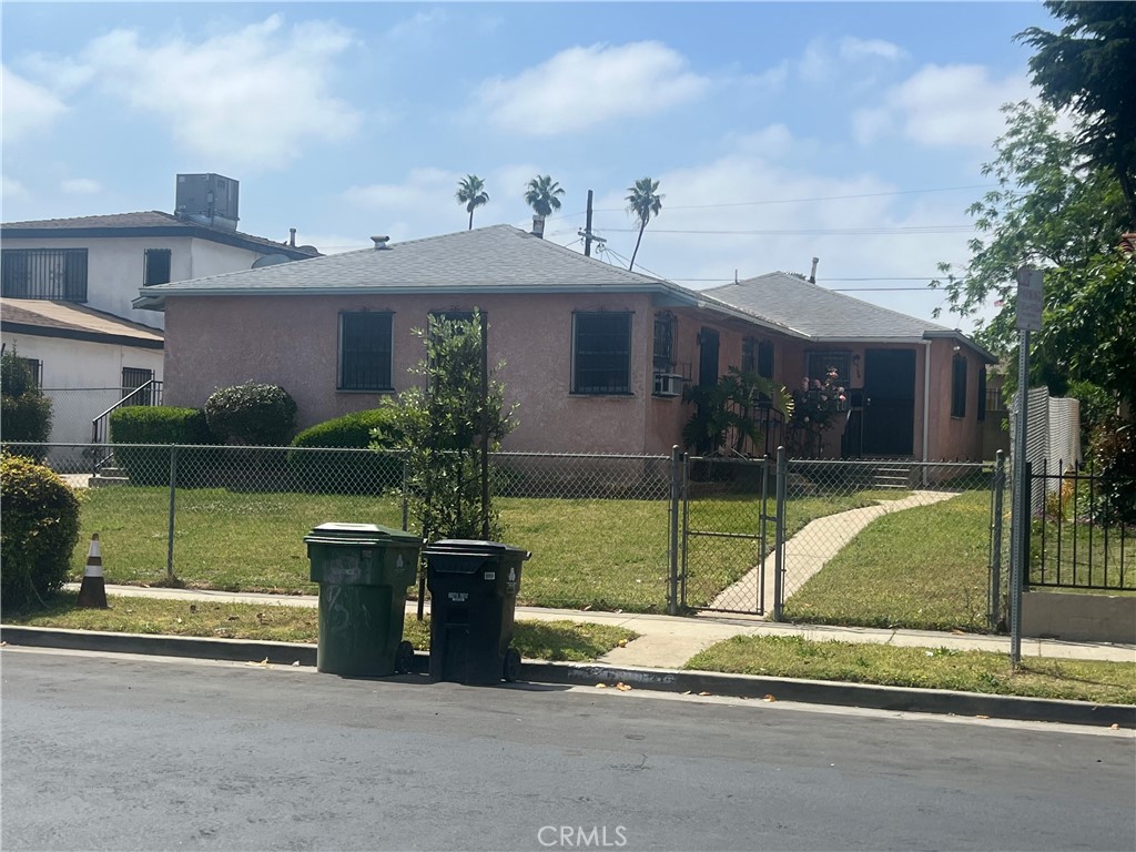 a view of a house with a backyard