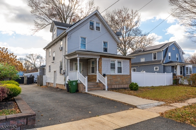 a view of a yard in front of house