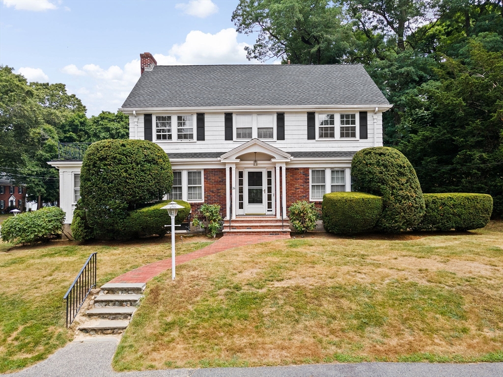 a view of a house with backyard and plants