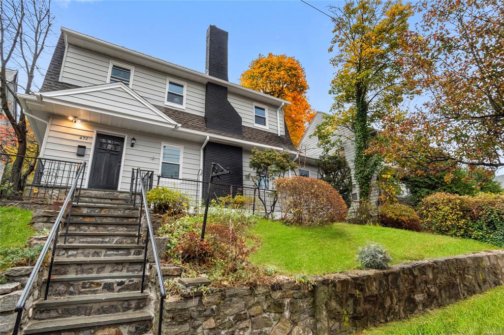 View of front of property featuring a front lawn