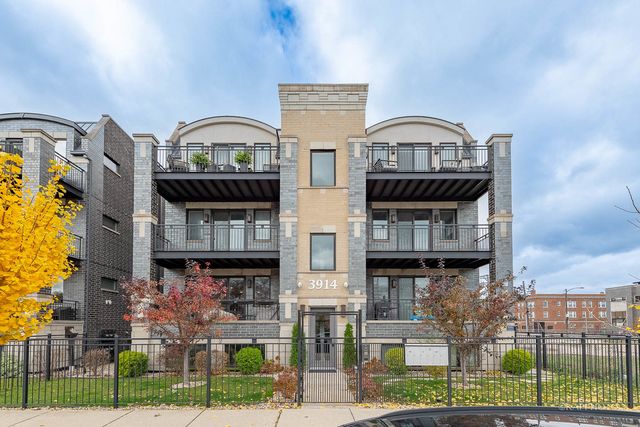 $450,000 | 3914 South King Drive, Unit 2S | Bronzeville