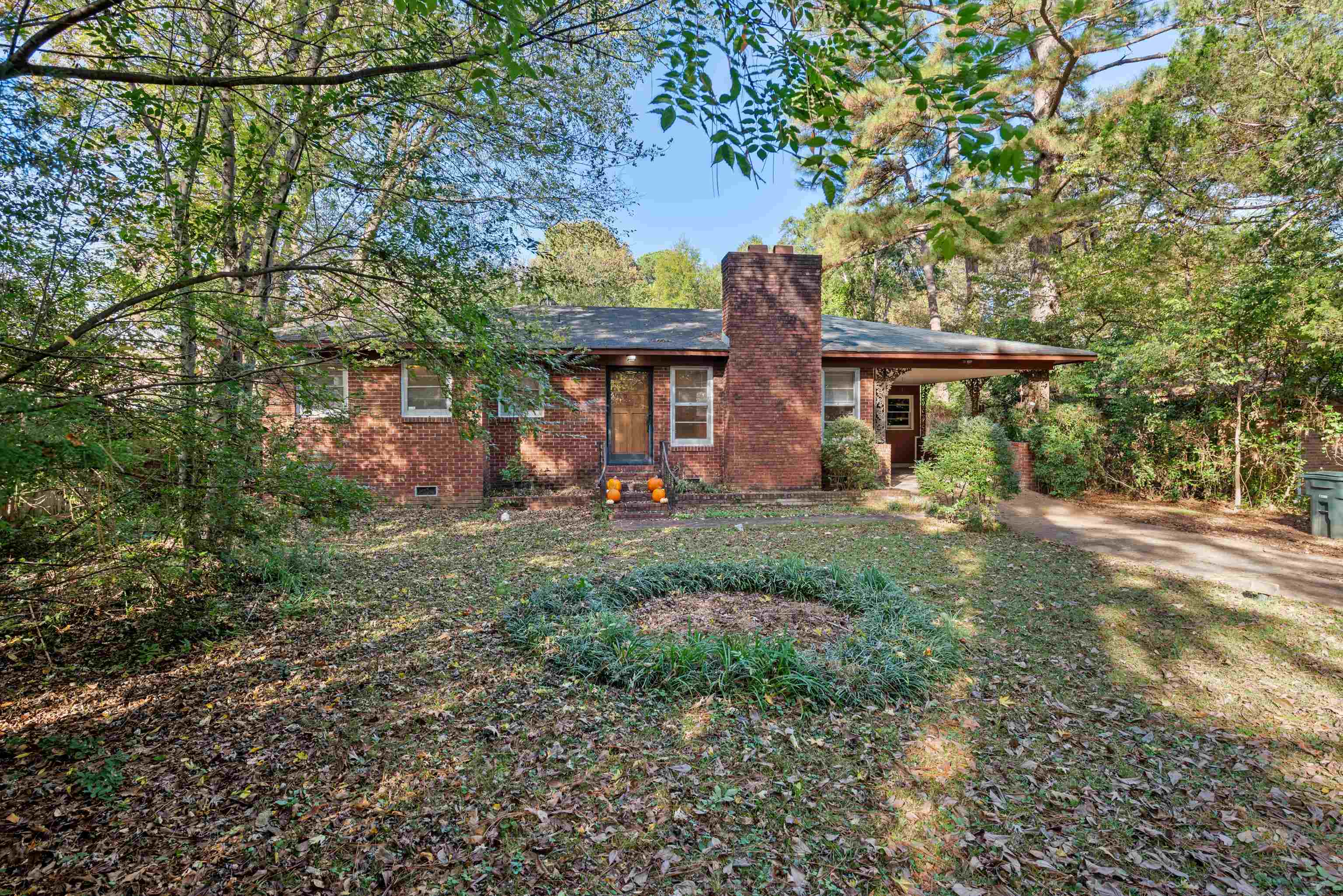 a view of a house with a backyard