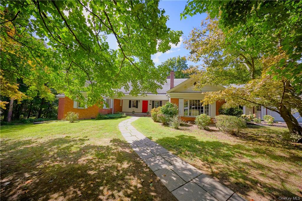 View of front of property featuring a front lawn