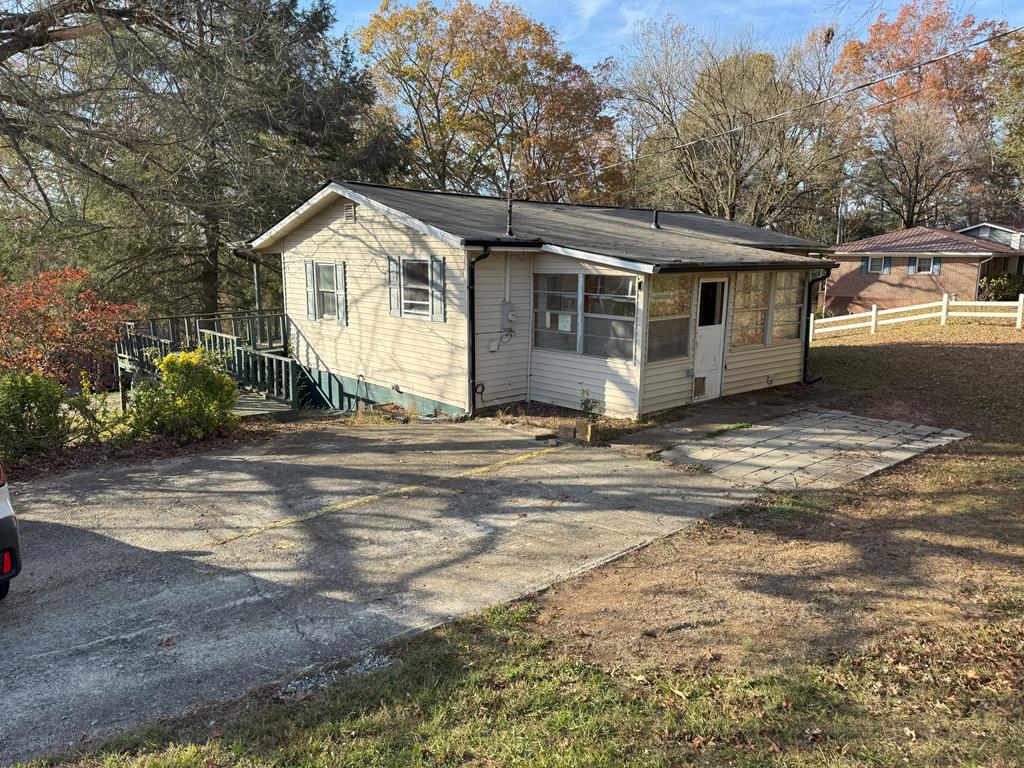 a view of a house with a yard