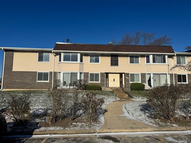 $2,000 | 3012 Roberts Drive, Unit 8 | Woodridge