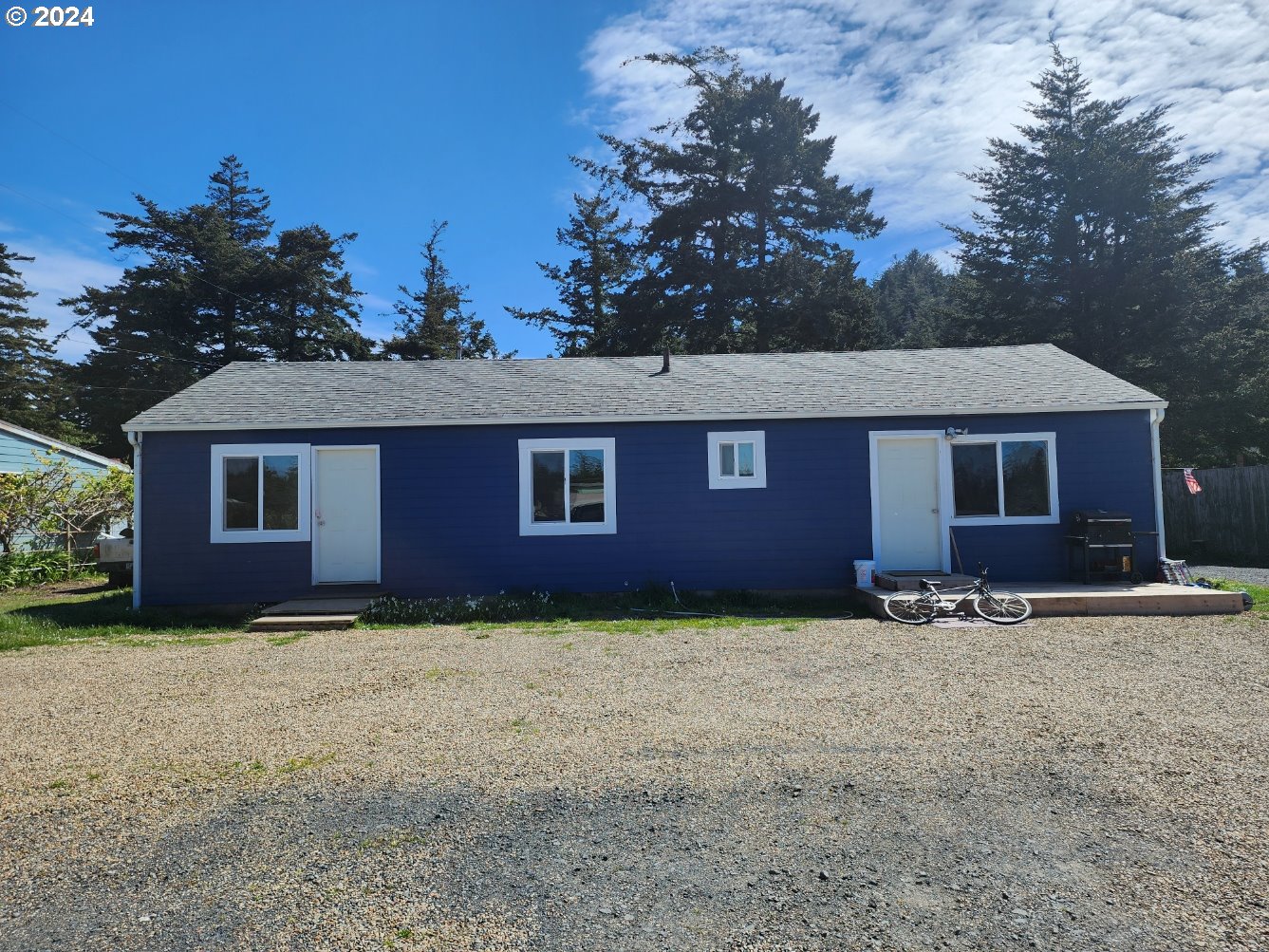 a view of front of a house with a yard