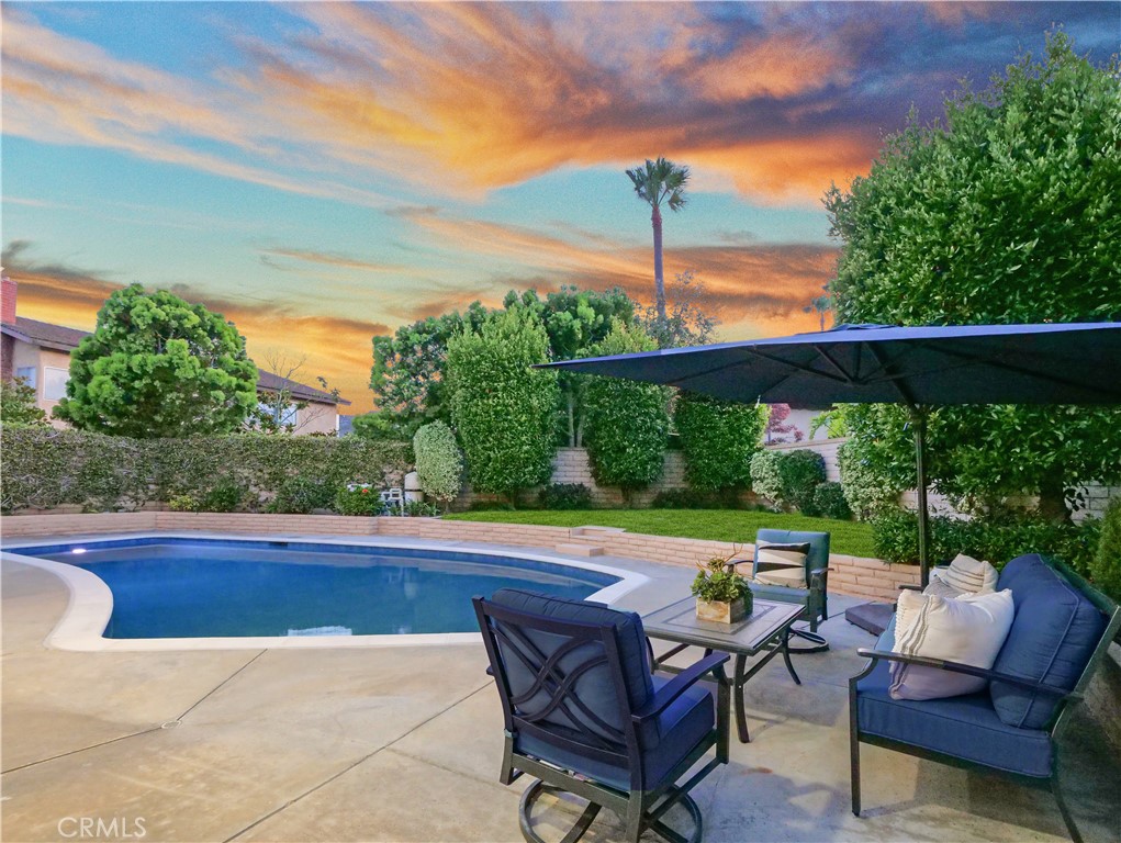 a view of an outdoor sitting area with furniture and garden