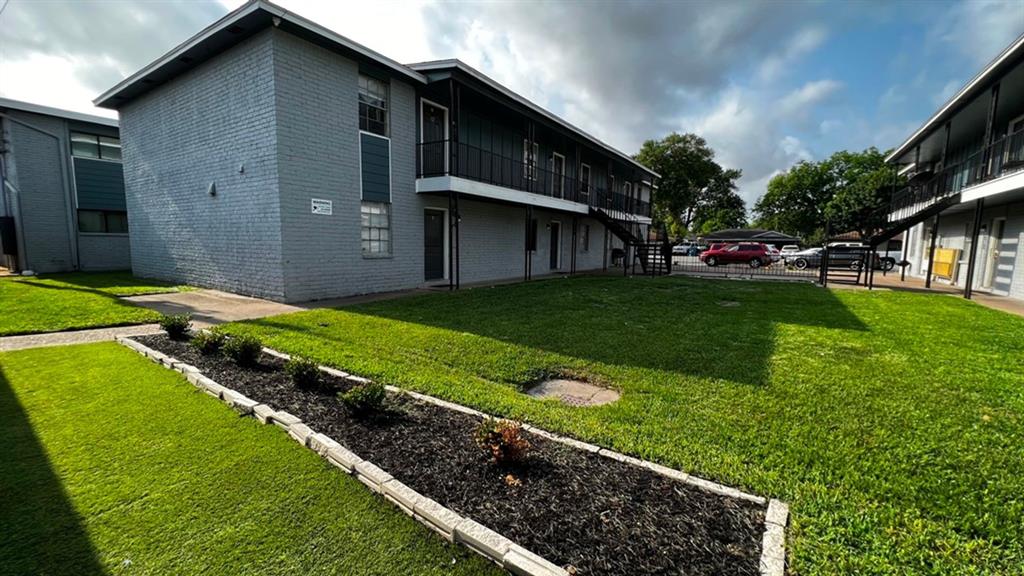 a view of a back yard of the house