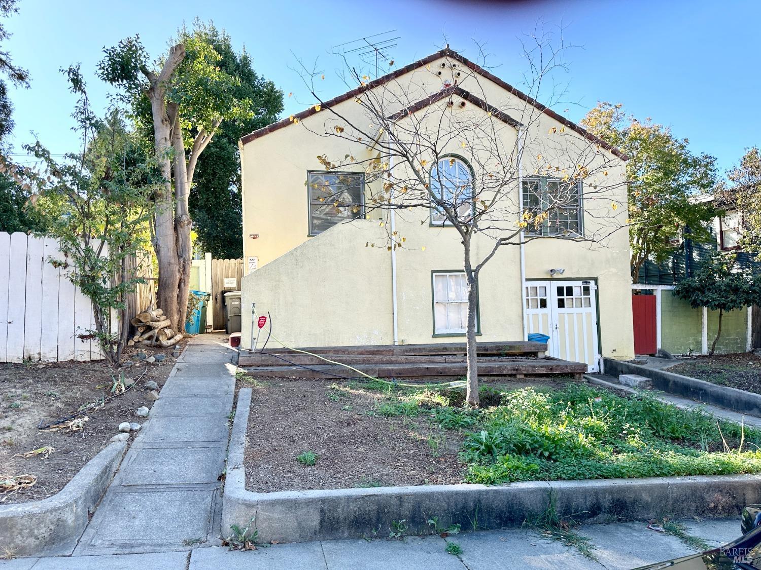 a view of a house with a backyard