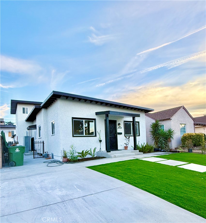 a view of a yard in front of a house