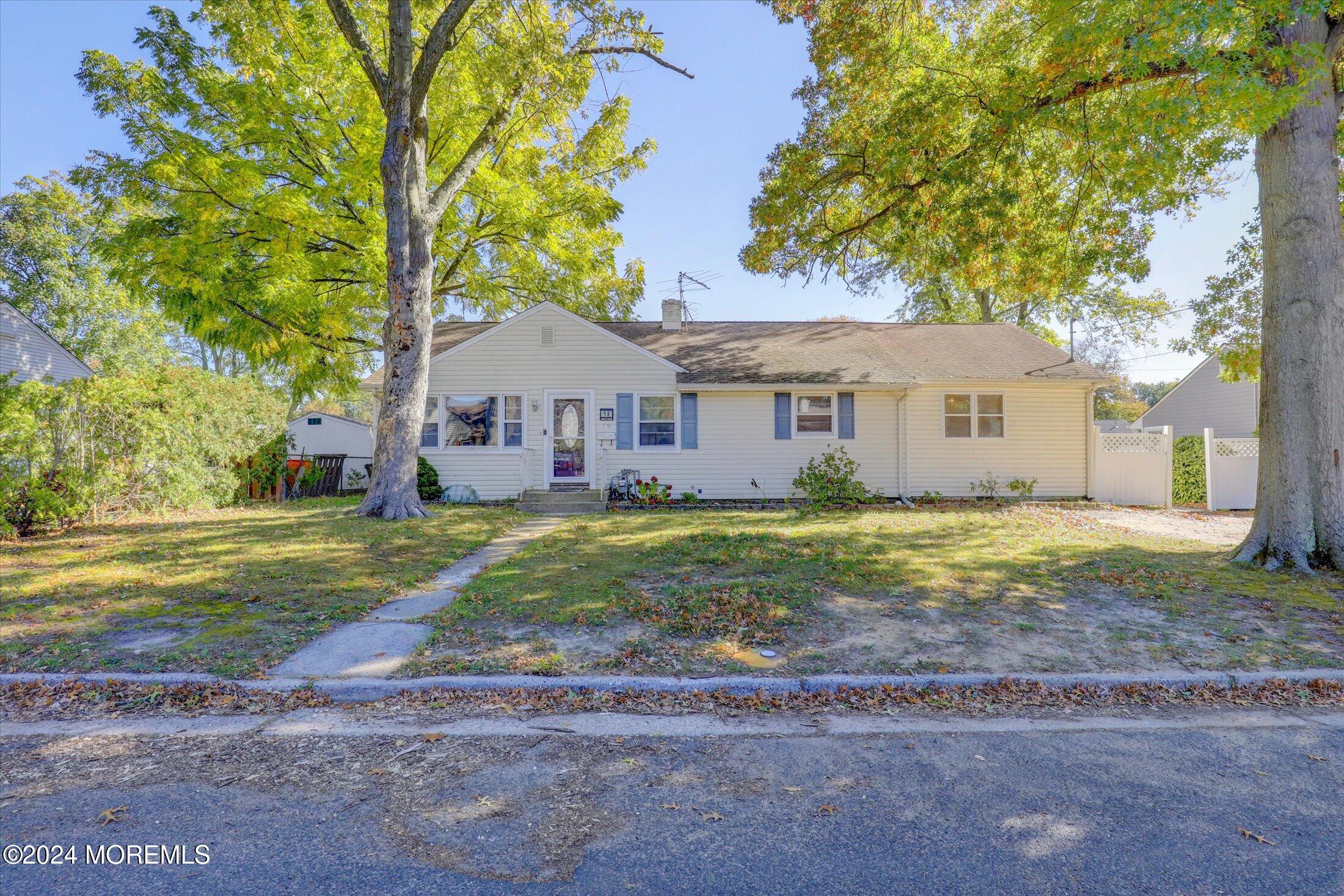 a view of a house with a yard