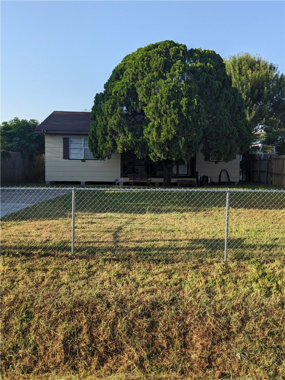 a view of a backyard