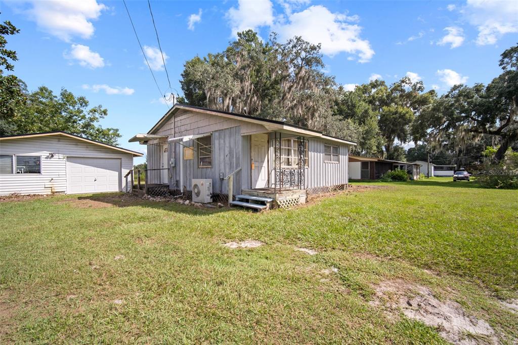 a view of a house with backyard and garden