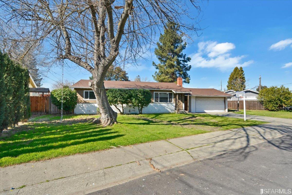 a view of a house with a yard