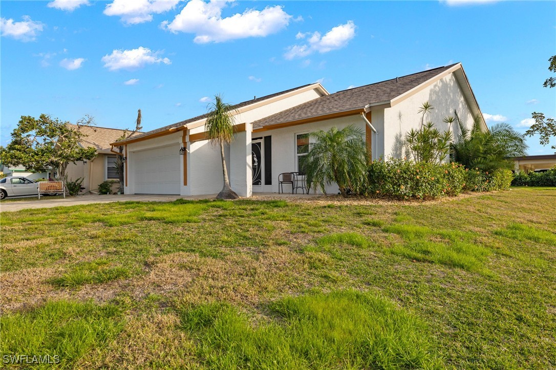 a view of a house with a yard