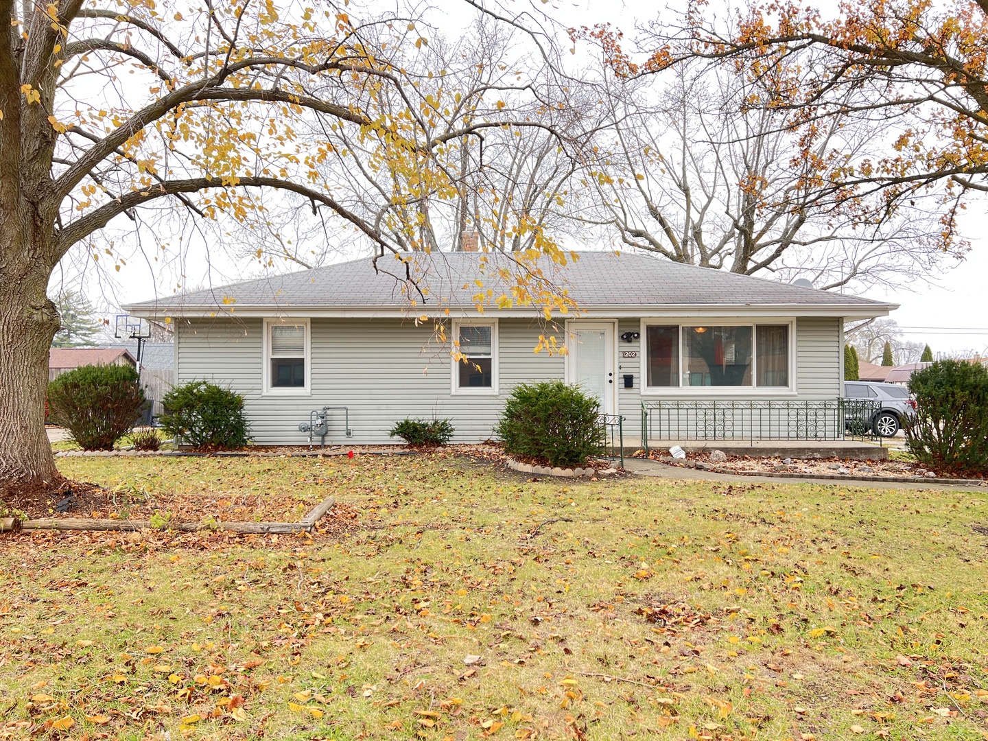 a house that has yard in front of it