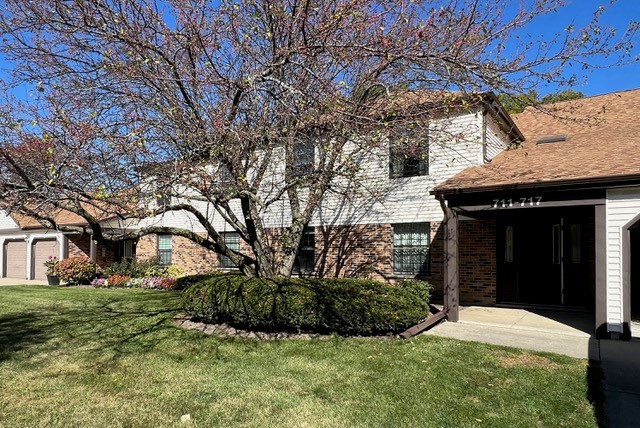 a view of a house with a yard