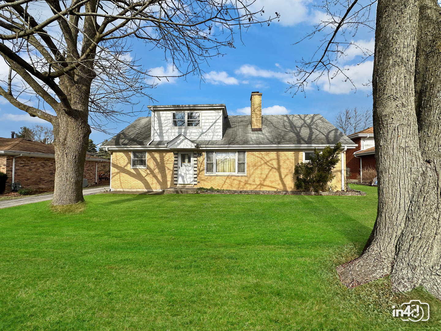 a view of a house with a yard