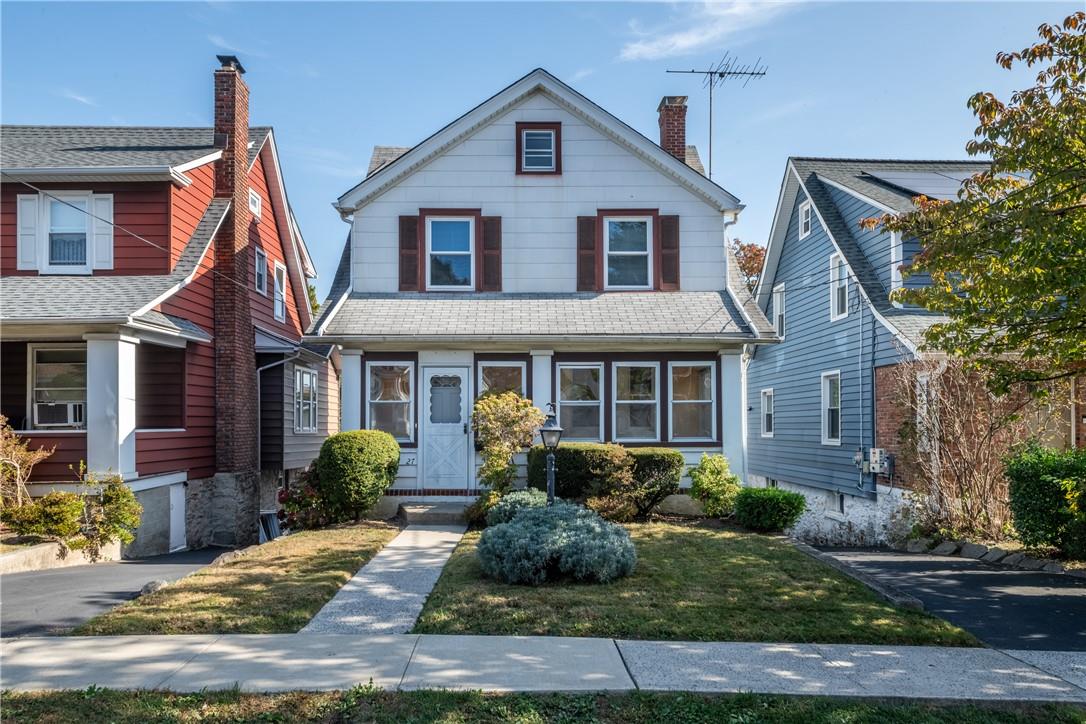 a view of a yard in front of house