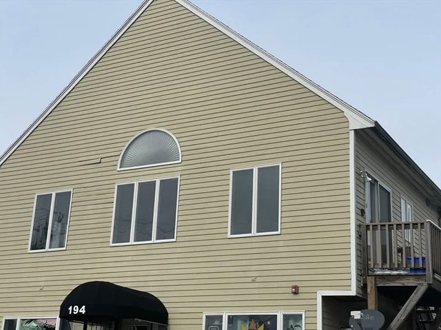 $2,400 | 4 Stephen Street, Unit 2 | South New Bedford