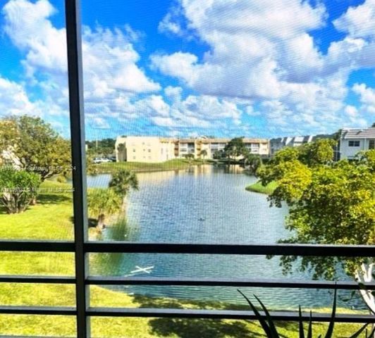 $1,975 | 8400 Sunrise Lakes Boulevard, Unit 310 | Sunrise Lakes