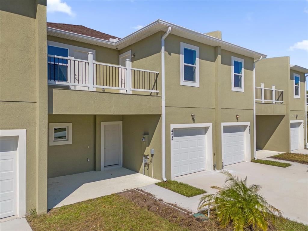 a view of a front of house with a yard