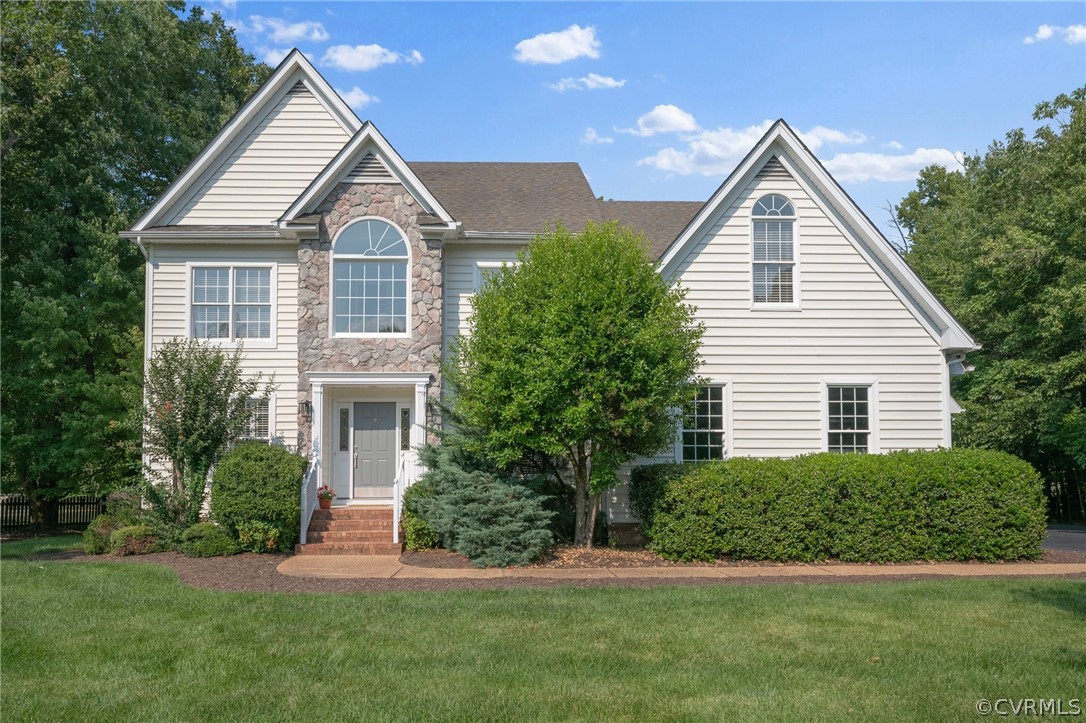 a view of a house with a yard