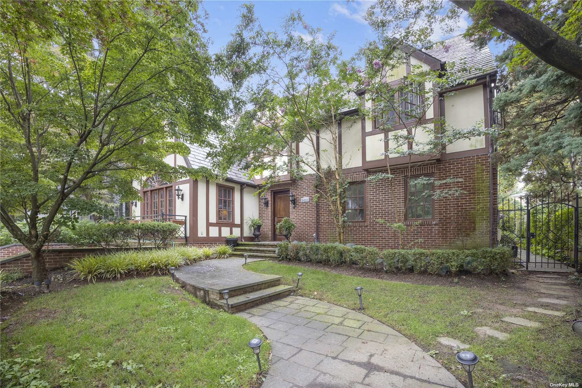 a view of a back yard of the house