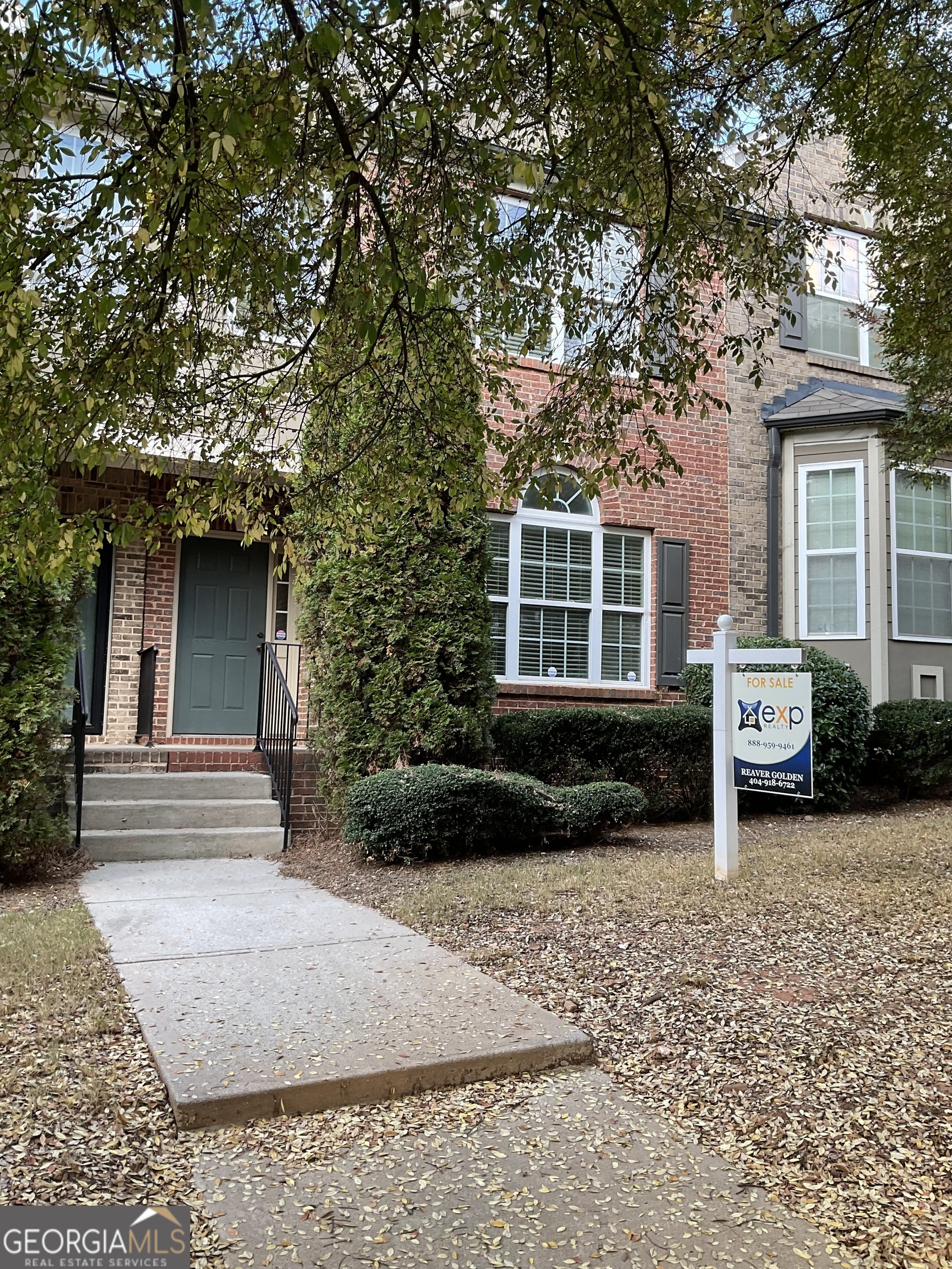 a view of a house with a yard and plants