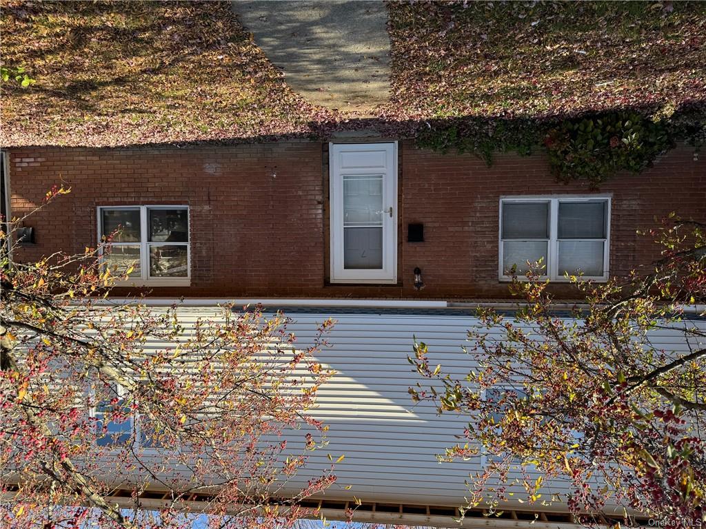 View of front of property featuring a front yard