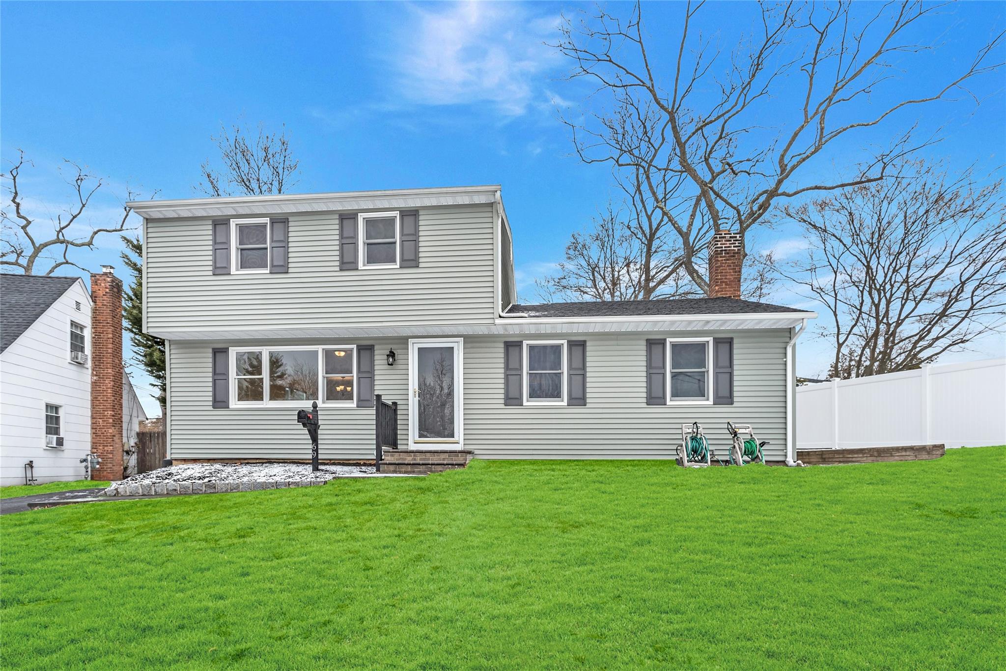 View of front of property featuring a front lawn