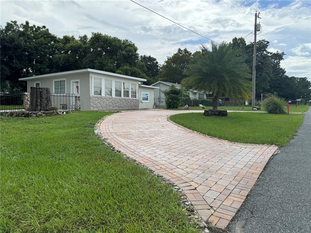 a view of a house with a yard