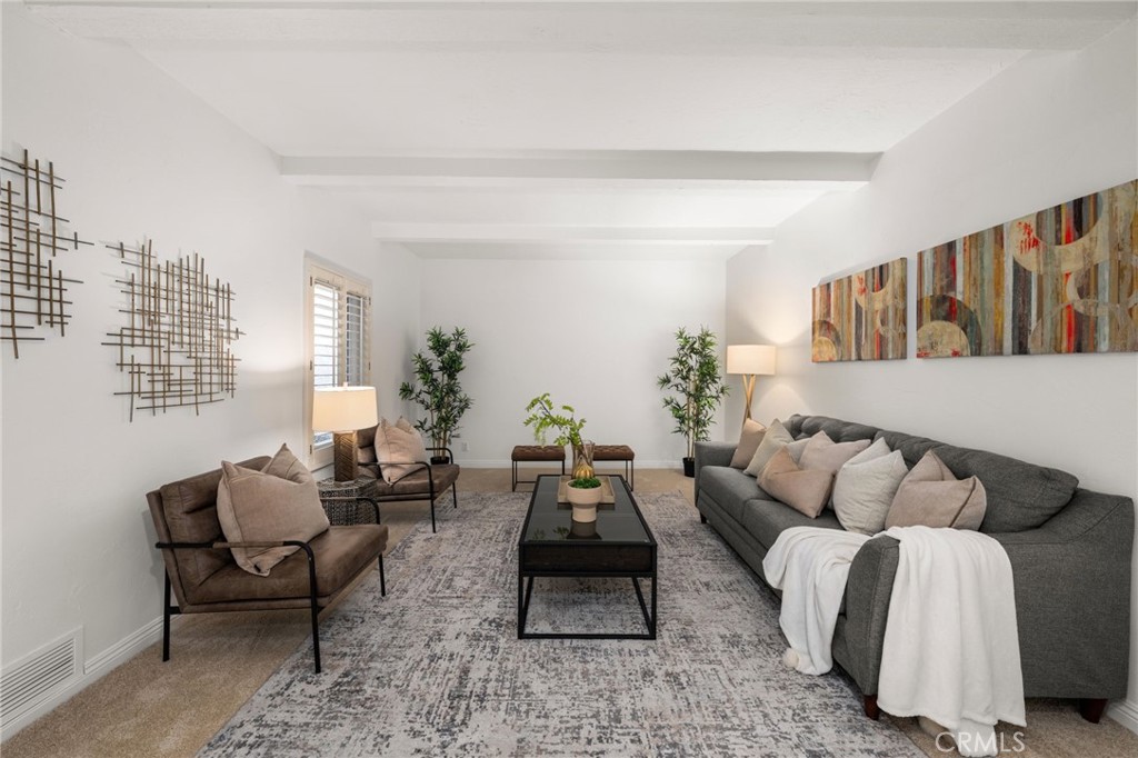 Livingroom with high ceiling's.